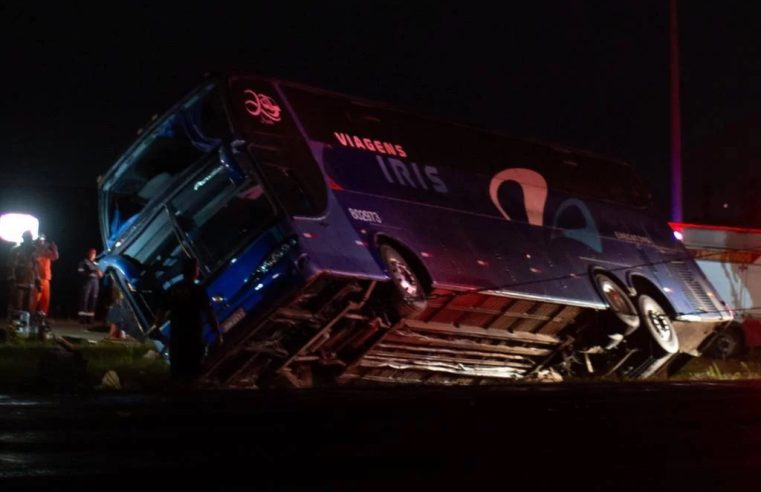 Ônibus irregular fugindo de escolta capota e mata 7 em Goiás; Motorista atropela 16 pessoas na região em São Paulo
