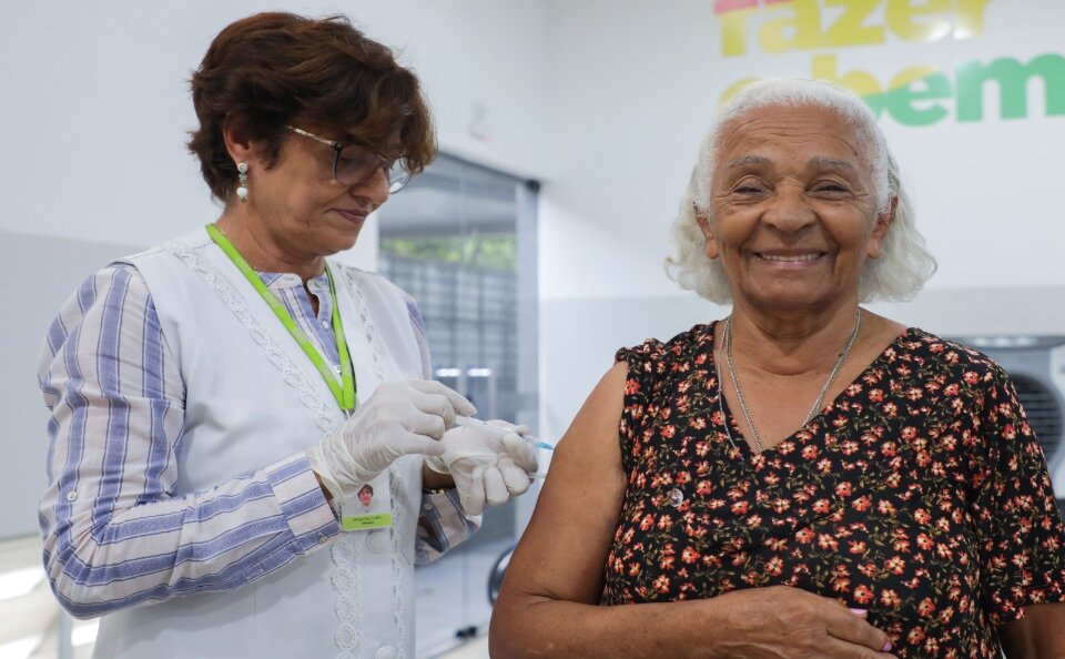 Governo leva vacinação contra gripe a abrigos de idosos