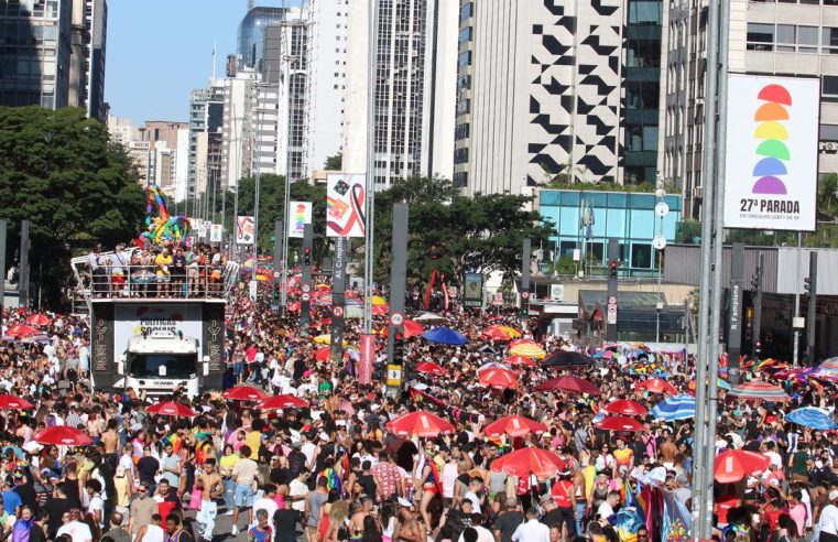 Parada LGBT une luta por políticas e festa na Avenida Paulista