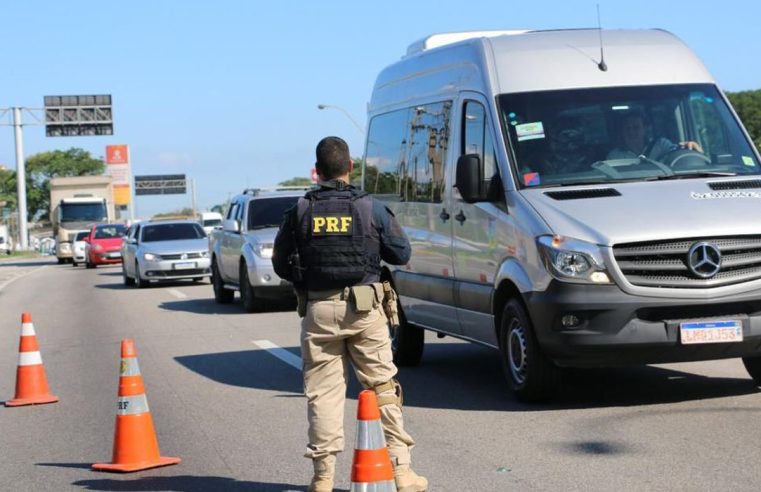 PRF fiscaliza uso do cinto de segurança nas estradas