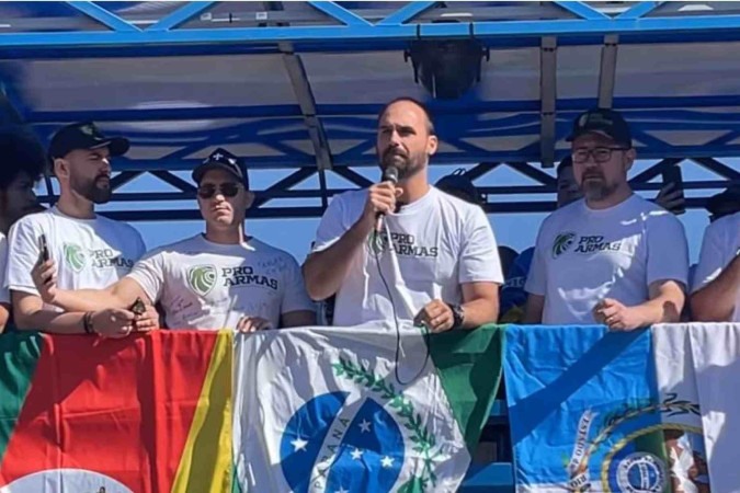 O deputado federal Eduardo Bolsonaro (PL) afirmou durante discurso em marcha pró-armas, neste domingo (9/7), que os “professores doutrinadores” são piores do que traficantes de drogas