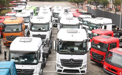 Lula assina MP que destina mais R$ 300 mi para compra de carros
