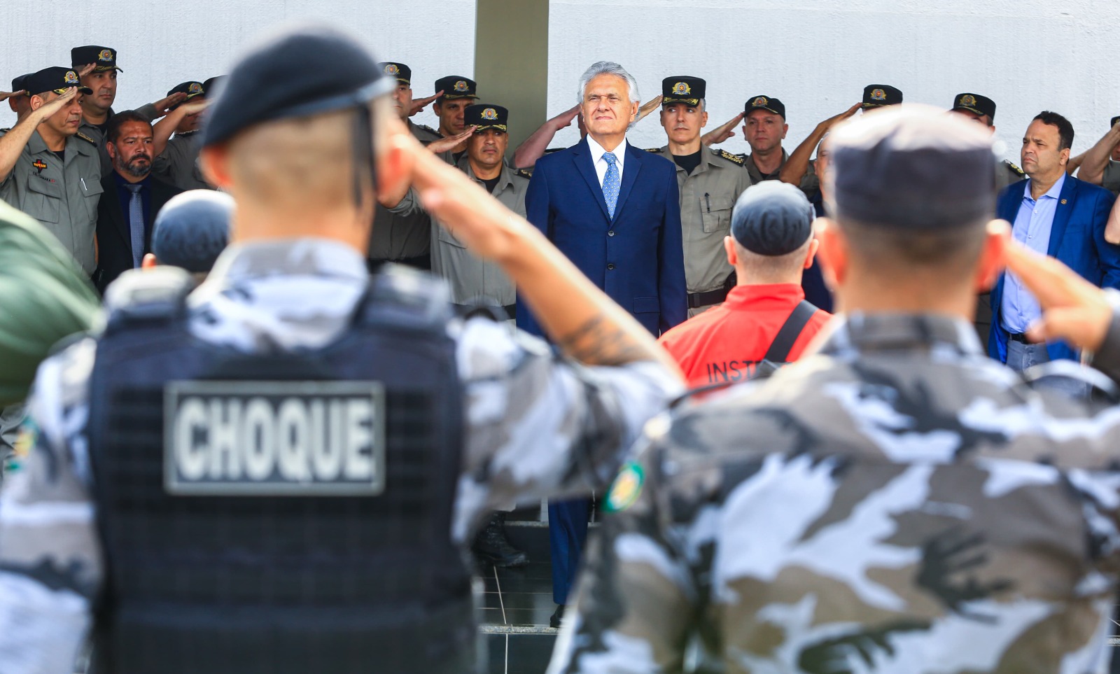 Caiado entrega mais de mil submetralhadoras de fabricação alemã à PM