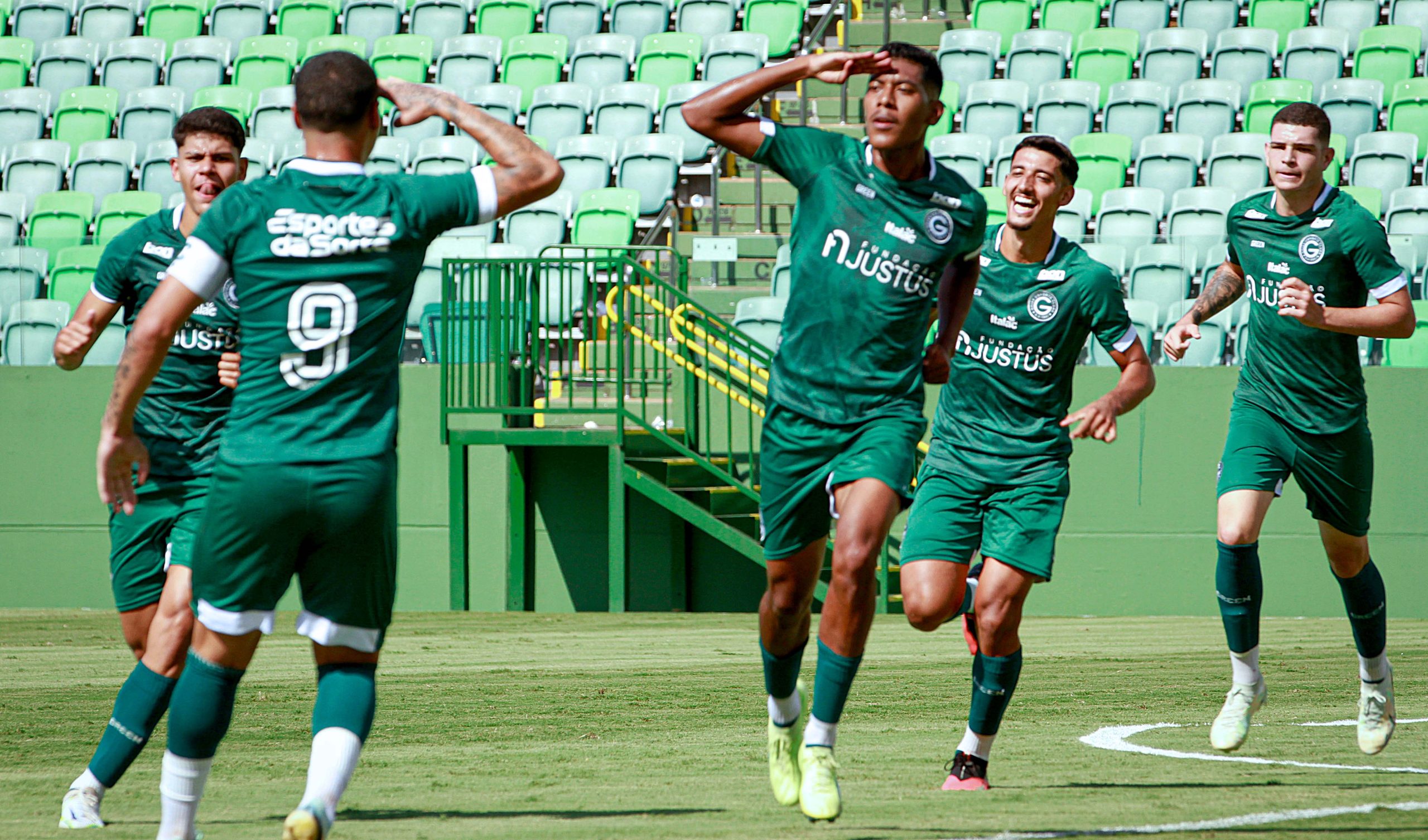 Arrochado pelos resultados da rodada Goiás encara Atlético do Paraná