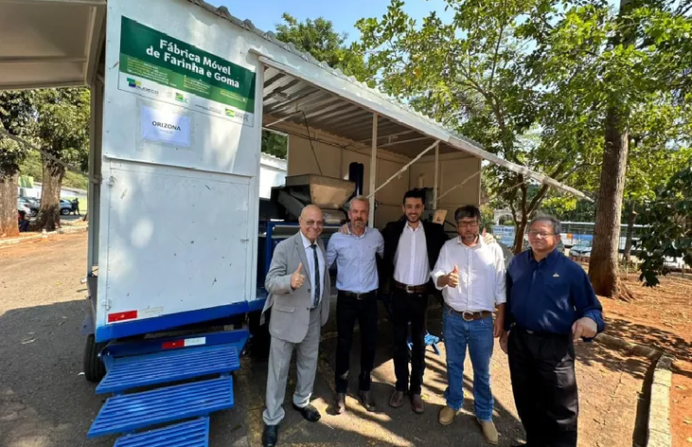 Professor Alcides entrega equipamentos para pequenos produtores