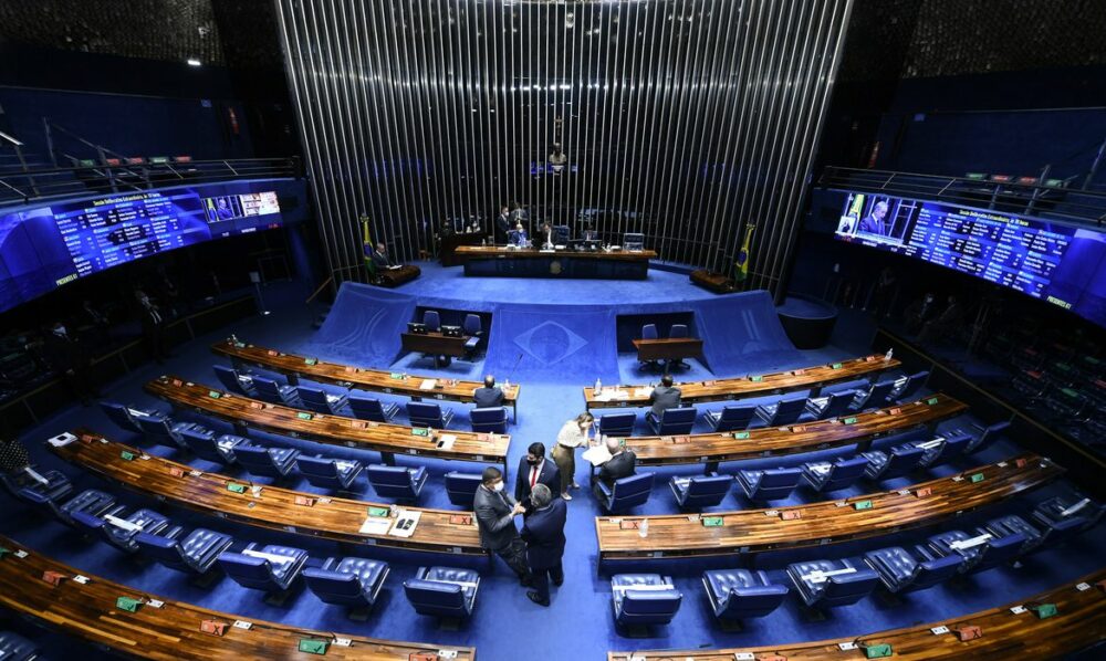 Senado aprova MP que aumenta salário mínimo e amplia isenção do IR