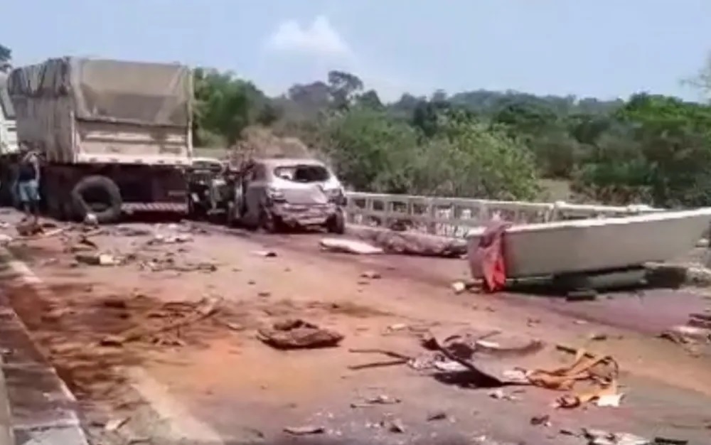 Acidente envolvendo 14 veículos deixa 6 mortos e vários feridos na BR-414, dizem bombeiros