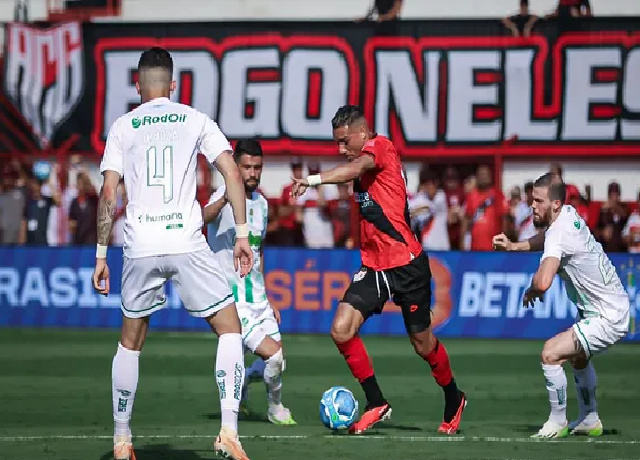 ​Com goleada em confronto direto Atlético Goiano encosta no G4