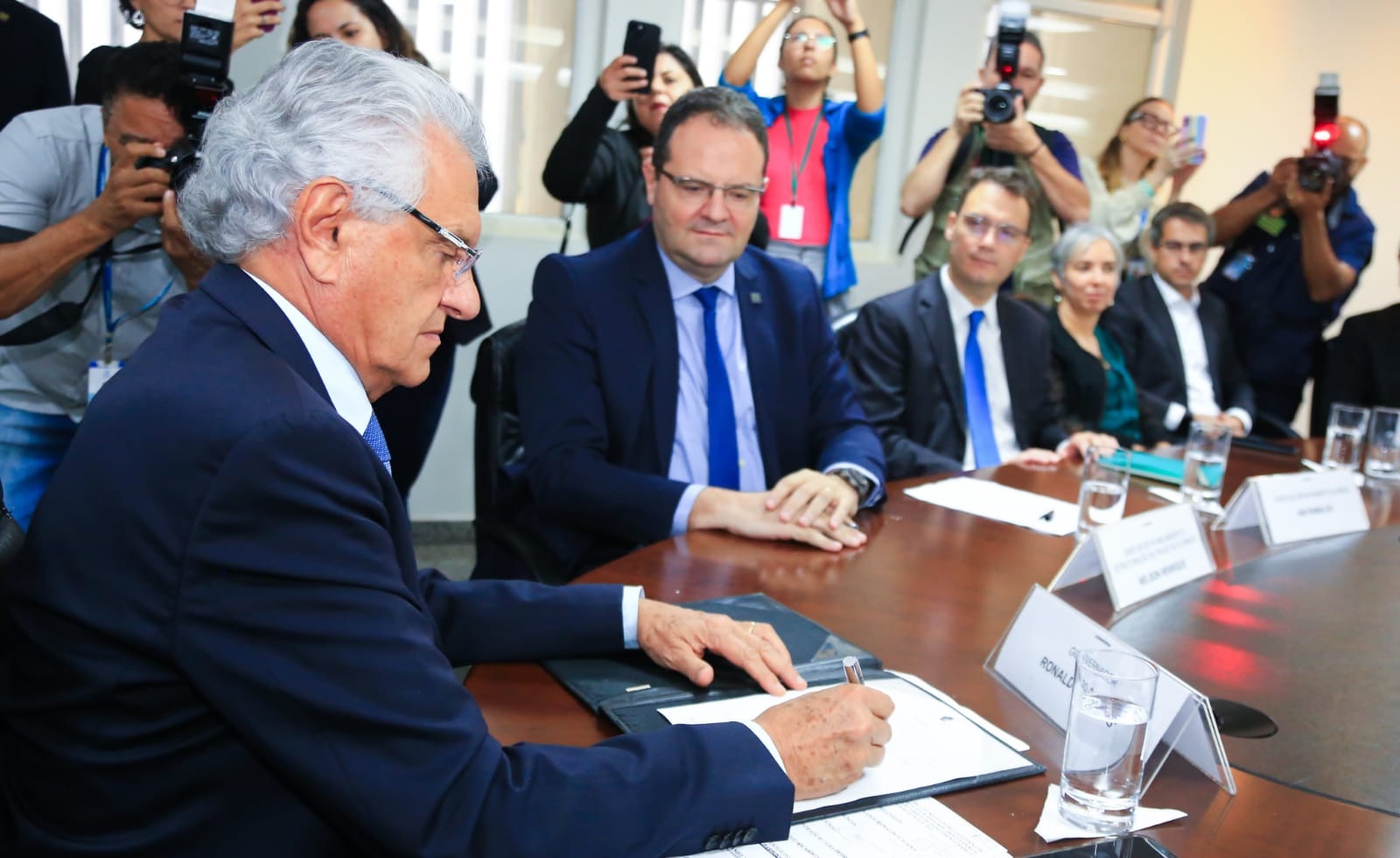 Caiado assina contrato com BNDES para estruturação de parcerias em saneamento