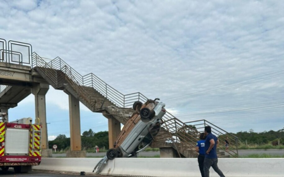 Abadia: Carro “voa”, fica preso em passarela da 060 e motorista morre
