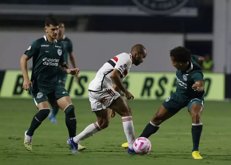 Goiás, Vasco e Bahia vencem e colocam Cruzeiro, Corinthians e Santos na fogueira
