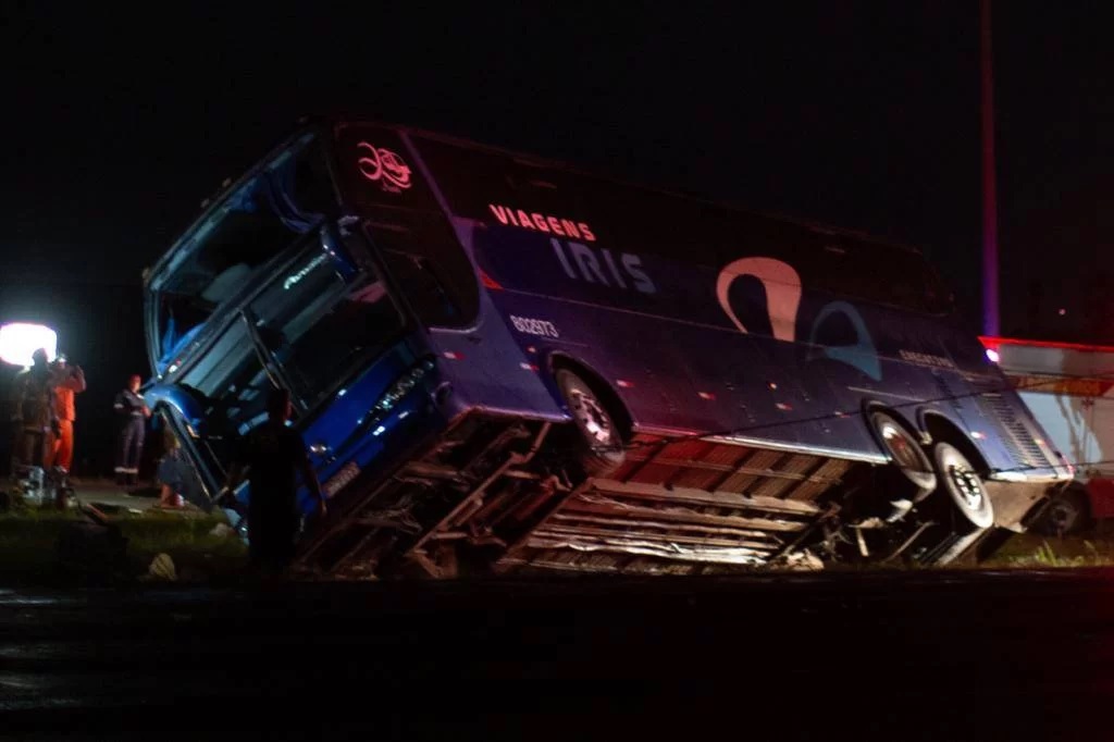 Ônibus irregular fugindo de escolta capota e mata 7 em Goiás; Motorista atropela 16 pessoas na região em São Paulo